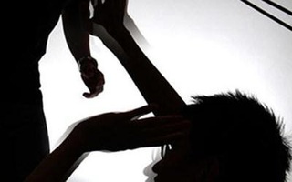 Tạm giam kẻ bị tố nhiều lần hiếp dâm con gái ruột