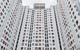 Hà Nội: Cư dân đồng loạt căng băng rôn kín tòa nhà chung cư cao cấp vì chủ đâu tư thất hứa