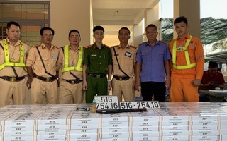 CSGT truy đuổi, khống chế xe ô tô dùng biển giả và chở đầy thuốc lá lậu