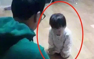 Mẹ đi làm về giật mình thấy con gái nghịch ngợm đang quỳ trước mặt bố, biết lý do cô đành phải nín cười