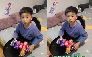 Con trai muốn vừa ăn vừa xem tivi, ông bố nghĩ ra cách sáng tạo tới mức bá đạo khiến mọi người ôm bụng cười 