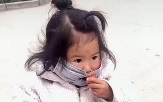 Con gái đang đeo khẩu trang mà nhất quyết đòi ăn dâu tây, mẹ đành bất lực thỏa hiệp, nhưng cách bé ăn mới là điều đáng chú ý