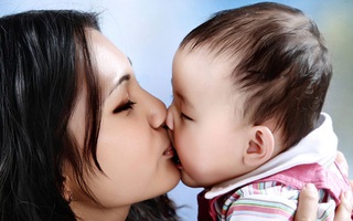 Cẩn thận rửa tay, đeo khẩu trang cho con nhưng chính hành động này của bố mẹ mới khiến con dễ nhiễm Covid-19 nhất