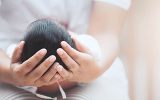 Mùa dịch Covid-19: Hãy bỏ ngay thói quen vuốt má cưng nựng trẻ nhỏ!
