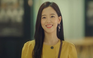 Dẫn mấy ông bạn thạc sĩ về tới cửa thì tôi khựng lại, chỉ muốn tìm lỗ chui xuống khi thấy vợ oang oang tư vấn áo ngực cho khách