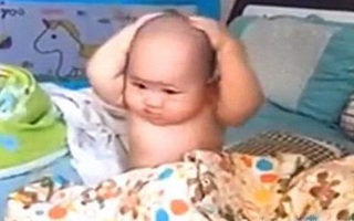 Cậu bé ngủ dậy thì phát hiện tóc trên đầu mình đã bay mất sạch, "đau khổ" tới nỗi trùm chăn khóc lóc