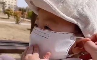 Cậu bé phản ứng siêu đáng yêu khi bị mẹ tháo khẩu trang ra, mọi người hết lời khen ngợi "bé tí mà có ý thức"