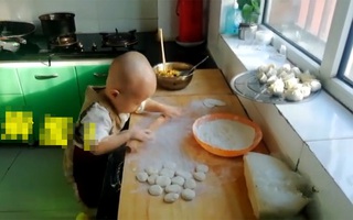 Em bé hơn 2 tuổi nổi như cồn vì biết giúp mẹ làm bánh, rửa bát, giặt quần áo và nhiều việc nhà trong lúc nghỉ học 