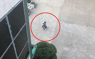 Nam sinh háo hức cầm bảng lớp đi chào cờ dưới sân trường, nhưng nhìn khung cảnh xung quanh ai cũng vừa cười vừa thương 