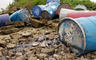 Hà Nội: Đã tìm được đối tượng liên quan đến 12 thùng phuy nghi có chất độc hại đổ xuống sông Hồng