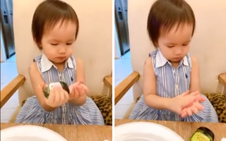 Bé Bồ Câu rửa tay để phòng dịch nhưng ai nấy đều "ố á" trước cách hướng dẫn đặc biệt của Phan Như Thảo và ông xã