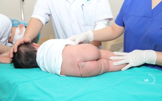Phẫu thuật cắt bỏ đuôi bẩm sinh hiếm gặp trên thế giới cho bệnh nhi 5 tháng tuổi ở Hà Nội