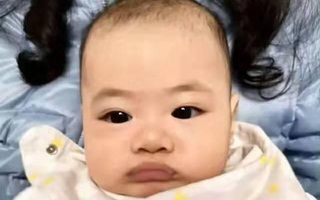 Mẹ lo lắng thấy con trai nhỏ cứ chu miệng như mỏ vịt cả buổi, bà nội phì cười sau khi phát hiện nguyên nhân