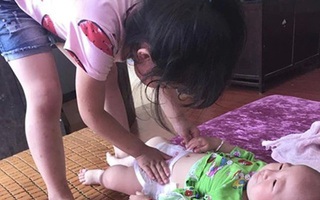 Con gái hỏi: Tại sao ở giữa hai chân của em trai lại có "quả ớt", mẹ giải thích 1 câu cực thông minh khiến ai cũng nể phục