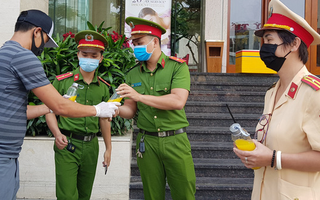 Hình ảnh đẹp: Người dân Đà Nẵng mang đồ ăn, thức uống "tiếp sức" cho lực lượng bảo vệ khu cách ly Covid-19