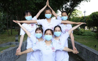 Những hình ảnh truyền cảm hứng của đội ngũ y tế mọi miền giữa tâm dịch Covid-19