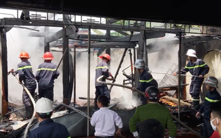 Thắp hương trưa mùng 1 cháy luôn nhà thờ họ 12 đời bằng gỗ