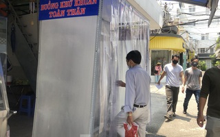 Quán cơm đắt khách nhờ có buồng khử khuẩn tự chế