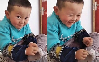 Cậu bé gây chú ý bởi hành động ngồi khâu chiếc tất bị rách, biểu cảm đáng yêu khiến ai cũng thả tim rầm rầm