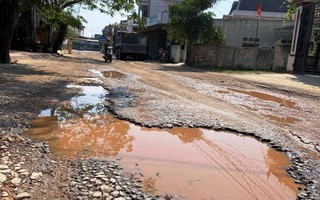 Phụ huynh “dở khóc dở cười” khi chở con đi học trên tuyến đường đầy “ổ voi, ổ gà”