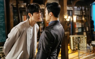 Lee Min Ho rướn người sát bạn diễn nam, báo chí Hàn đồng loạt có hành động này
