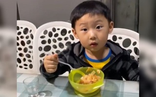 Người vợ gọi chồng là "cục cưng" đầy yêu thương, con trai nghe thấy bỗng sững sờ rồi hét lên: "Mẹ! Con mới là 'cục cưng' chứ!"