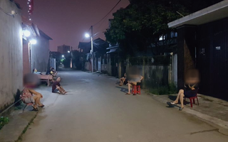 Sợ dịch nhưng vẫn muốn "buôn chuyện" cho đỡ buồn và đây là cách mà các cô hàng xóm vẫn đang áp dụng mỗi lần “tám xuyên lục địa” 