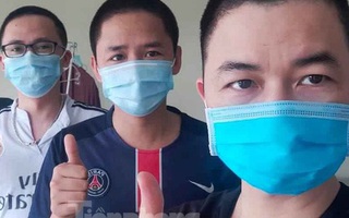 Phút thư giãn hiếm hoi của y, bác sĩ nơi tuyến đầu chống dịch COVID-19