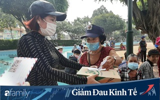 Xúc động chủ đại lý vé số ở Bình Dương tặng quà, phát tiền trăm triệu cho người nghèo mùa Covid-19