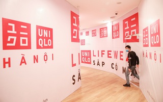 Cận cảnh bên trong cửa hàng UNIQLO đầu tiên tại Hà Nội, chỉ còn 2 ngày nữa mở cửa mà vẫn cực kỳ kín tiếng, nhân viên chạy như tên bắn trước giờ G