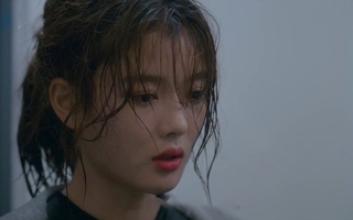 Thấy cô gái trẻ ôm con ngồi góc công viên rất đáng thương, tôi quyết định mời về nhà nhưng chồng vừa thấy đã hét toáng lên
