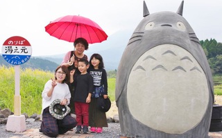 Mê phim hoạt hình Totoro, đôi vợ chồng già cặm cụi làm trạm xe bus độc nhất vô nhị, khách thi nhau tìm đến chụp ảnh