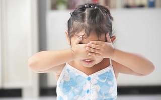 Bị con gái 4 tuổi bắt gặp cảnh bố mẹ đang mặn nồng, người cha phản ứng thông minh giúp con hết tò mò thắc mắc
