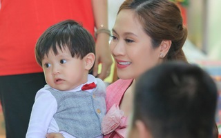 Con trai thứ 2 nhà Thanh Thúy ngộ nghĩnh với chiếc cặp tóc trong chuyến đi từ thiện cùng mẹ