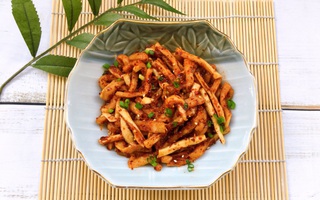 Mua củ cải khô thì làm ngay kim chi củ cải khô để dành ăn dần được rất lâu các mẹ nhé!