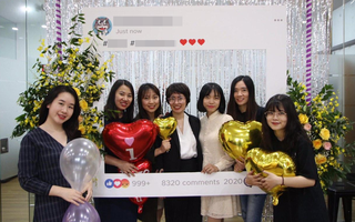 Nô nức khoe ảnh ngày Quốc tế phụ nữ 8/3, hội chị em văn phòng tự hào vì anh em đồng nghiệp ga lăng hết mực!