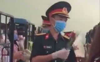 Dễ thương như các chú bộ đội tại 1 khu cách ly, tặng hoa cho chị em phụ nữ nhân ngày 8-3