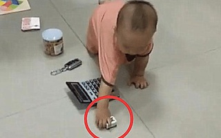 Bố yêu cầu con trai "chọn vật đoán nghề", thứ em bé hăm hở chọn khiến bố mẹ sững sờ còn bà nội lại xấu hổ vô cùng 