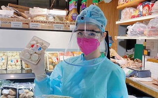 Angela Phương Trinh "gây sốt" khi xuất hiện trong siêu thị với đồ bảo hộ kín mít