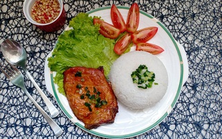 Không ra ngoài cũng chẳng sao vì tôi đã kịp học đầu bếp cách làm cơm tấm sườn ngon như tiệm!