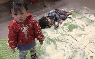 Mẹ trẻ "giận xanh mặt" vì con đổ tung sữa ra nhà chơi, nhưng nhìn phản ứng của lũ trẻ lúc bị phạt thì cạn lời