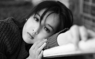 Chồng đang đi làm ăn xa gọi điện báo tin phá sản, tôi liền bảo: "Thôi, về với vợ con đi anh", ngờ đâu 10 phút sau mẹ chồng sang dúi vào tay 200 triệu
