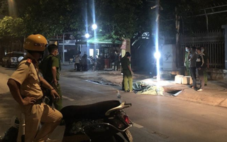TP.HCM: Nửa đêm phát hiện thi thể quấn trong bao tải trước quán cà phê, nghi bị giết