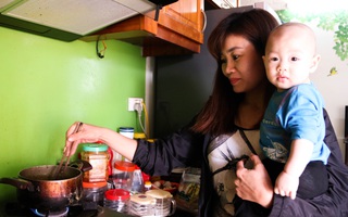 Khốn khổ với núi việc nhà khi không có người giúp việc mà cũng không dám tìm trong mùa dịch bệnh, nhiều chị em phụ nữ đang phải "xoay như chong chóng"