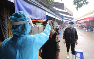 Tiểu thương tranh thủ đi ủng chạy vào chốt test nhanh Covid-19: "Xét nghiệm nhanh biết mình có bệnh hay không để còn an tâm thì chẳng tội gì mà không đi" 