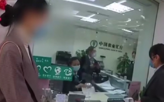 Người đàn ông tặng vợ sổ tiết kiệm hơn 45 tỷ đồng, khi đến ngân hàng rút tiền cô ngã ngửa phát hiện sự thật khiến cảnh sát vào cuộc