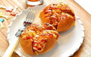 Bánh mì bơ tỏi xưa rồi, thử ngay bánh mì xúc xích phô mai ngon lành không kém!