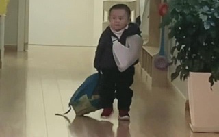 Một tay băng bó, một tay vẫn hăng hái xách balo đến trường, cậu bé khiến cư dân mạng vừa buồn cười vừa thương
