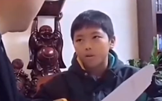 Bố hỏi vì sao điểm thi lại thấp hơn mọi khi, cậu bé bình thản giải thích khiến bố ngớ người vì bé tí đã học cách kiếm tiền
