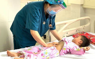Liên tiếp ghi nhận trẻ uống nhầm thuốc trừ sâu phải nhập viện cấp cứu, bác sĩ khuyến cáo việc cha mẹ việc cần làm để cứu con 